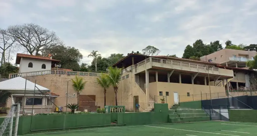 Chácara com bastante área construída