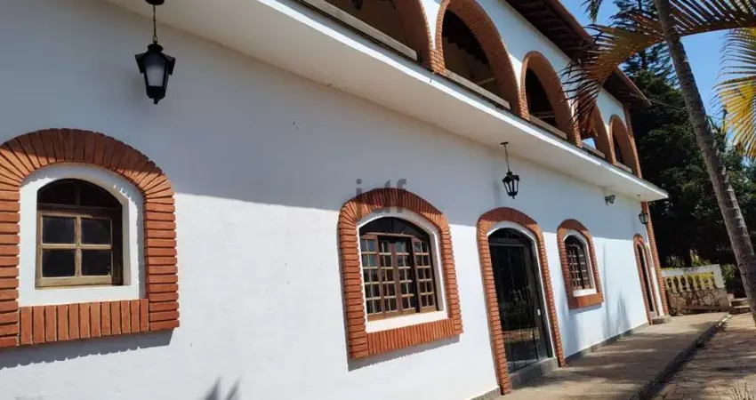 Boa chácara em local reservado do condominio
