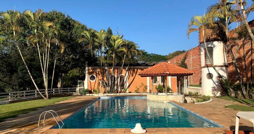 Sítio com 35.000m² na cidade de Boituva, casa com 500m², lagos, Piscina em alvenaria com espaço seco ( barzinho), Espaço gourmet amplo e fechado o que favorece nos dias de inverno com churrasqueira e 