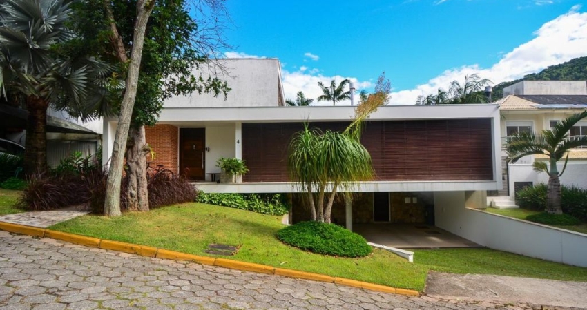 Casa alto padrão cond. fechado 4 suítes mobiliada frente mar em Florianópolis