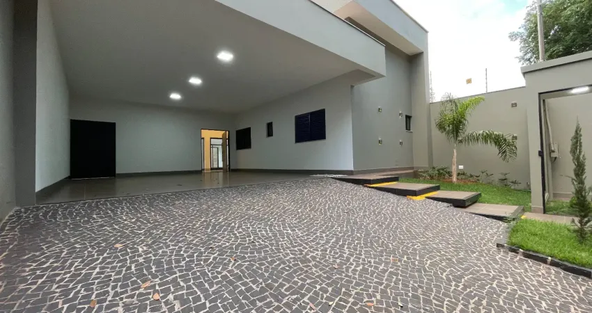 Casa de alto padrão com 3 suítes, churrasqueira e piscina aquecida no village