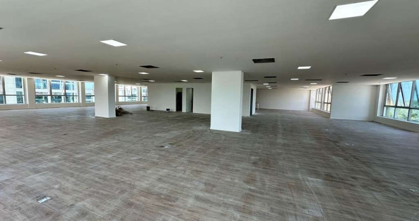 Espaço corporativo de 568,67 m² com 12 vagas para locação, possui banheiro masculino e feminino, área para copa/cozinha .