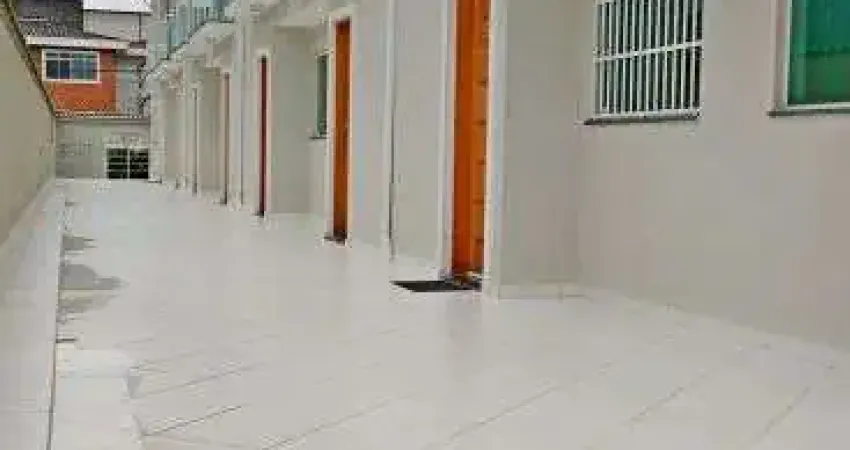 Casa estilo sobrado em condomínio fechado novo de 9 casas com garagem subterrâne