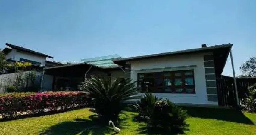 Espetacular casa térrea de alto padrão localizada no renomado Condomínio Fazenda da ilha
