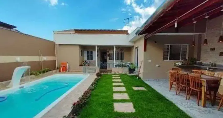 Luxo e Conforto em Veleiros, casa térrea com piscina para melhorar os seus finais de semana.