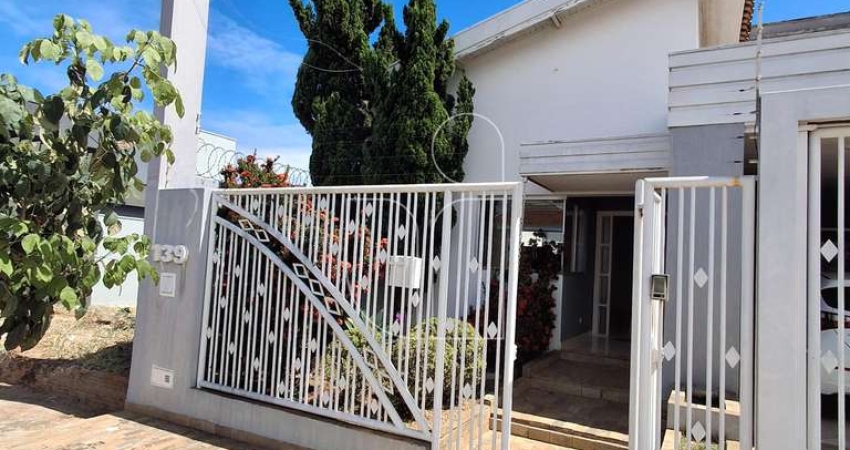 Excelente casa, são 03 suites, sala com pé direito alto, lavabo, escritório, ampla cozinha com planejados,garagem para 02 automoveis, espaço goumert, piscina, banheiro
