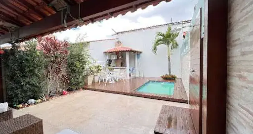 Casa com 03 Quartos à Venda em Itaipu - Niterói/RJ.