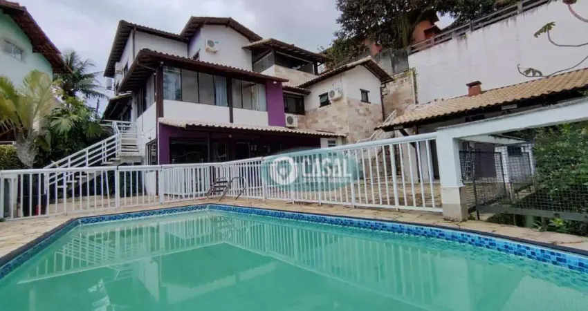 Casa em Condomínio com 04 Quartos com Piscina, Sauna e Churrasqueira em Pendotiba.