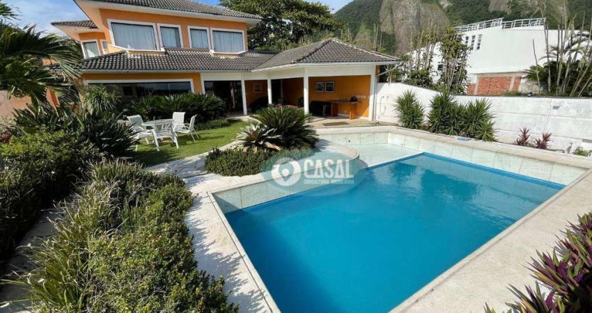 Casa em Frente a Praia de Itacoatiara com 07 Suítes, Elevador, Piscina e Quintal