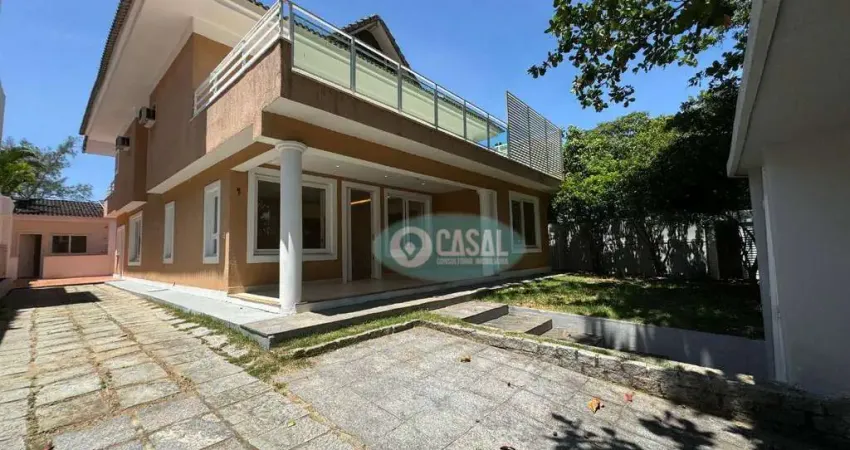 Casa em Itacoatiara com 05 Quartos há Pouquíssimos Passos da Praia!