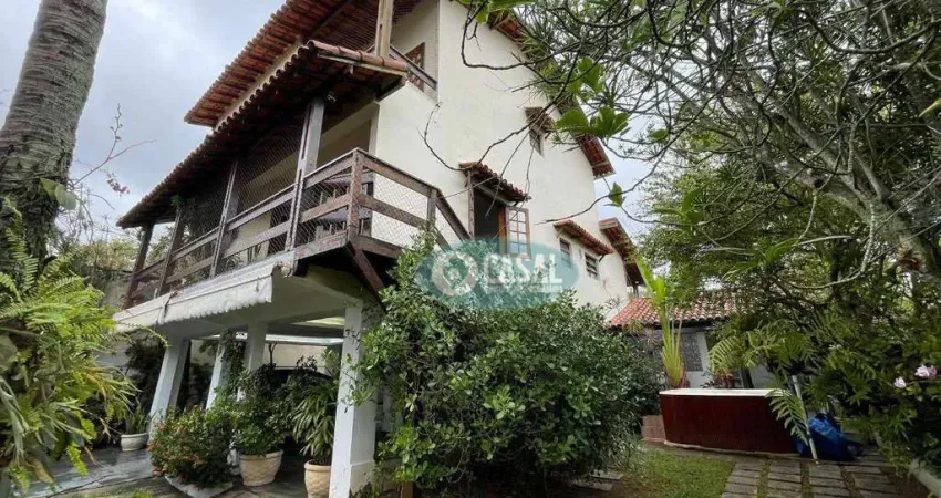 Casa na Quadra da Praia de Piratininga, com 04 Quartos, Churrasqueira, Quinta, Ofurô e Sauna.