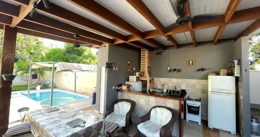 Casa com 04 Quartos à Venda em Itaipu com Piscina e Churrasqueira.