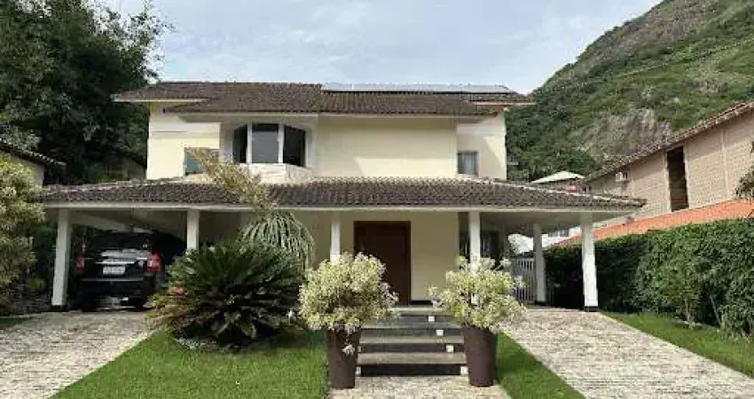 Casa em Condomínio com 04 Quartos em Itacoatiara - Niterói/RJ.