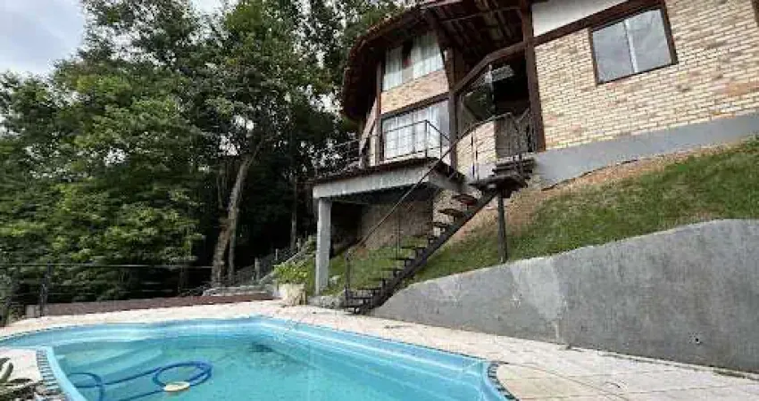 Casa em Condomínio com 04 Quartos, Piscina e Churrasqueira em Itaipu