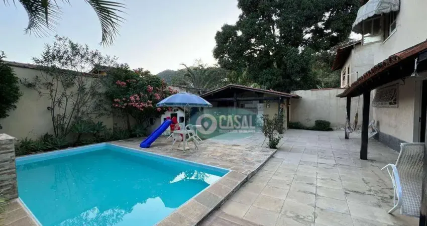 Casa em Itaipu com 04 Quartos, Piscina e Churrasqueira!