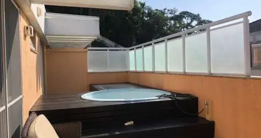 Cobertura com 03 Quartos a Poucos Metros da Praia de Itacoatiara
