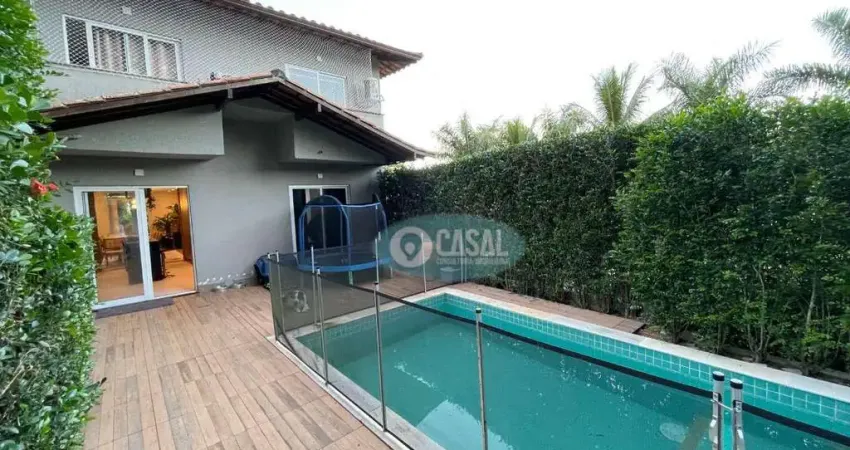 Casa em Condomínio com 04 Suítes, Quintal e Piscina em Itaipu.