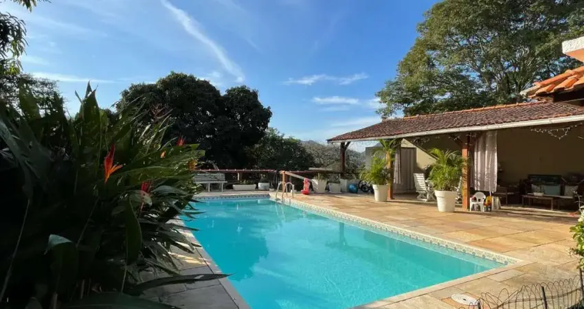 Casa com 04 Quartos no Engenho do Mato com Piscina, Churrasqueira e Quintal com 883 m².