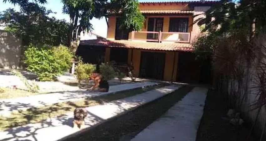 Casa com 05 Quartos com Quintal e Churrasqueira em Itaipu