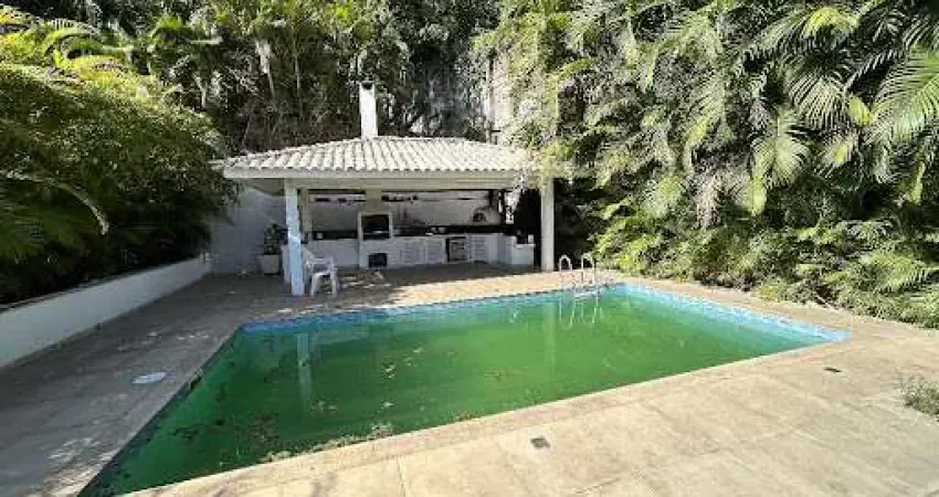 Casa em Condomínio com 04 Quartos, Piscina e Churrasqueira em Itaipu - Niterói/RJ