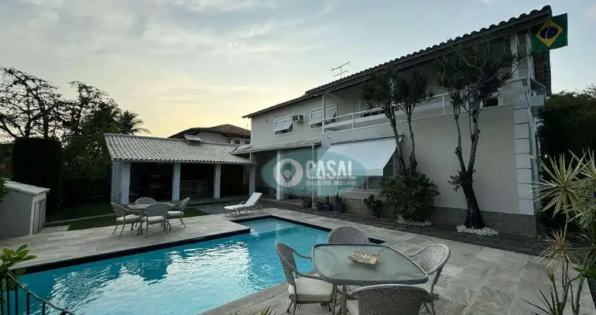 Casa em Condomínio com 06 Quartos, Piscina, Sauna, Churrasqueira e Quintalzão!