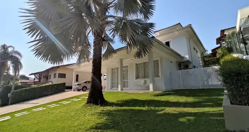 Casa com 05 Quartos à Venda em Itaipu - Niterói/RJ.