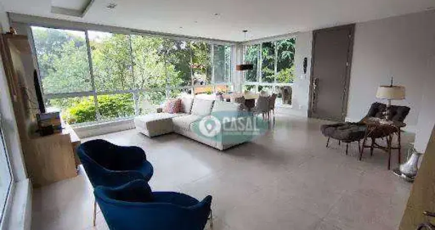 Casa Linear com 05 Quartos há Poucos Metros da Praia de Itaipu
