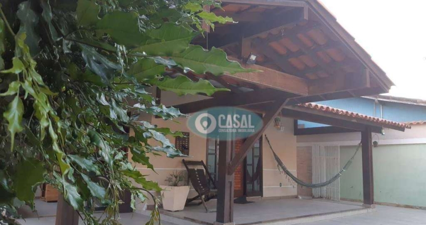 Casa Linear com 03 Quartos, Piscina e Churrasqueira