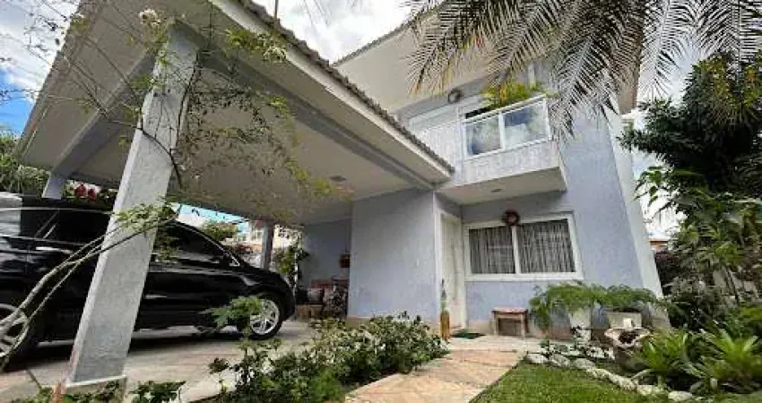 Casa em Condomínio com 05 Quartos, Piscina e Churrasqueira.