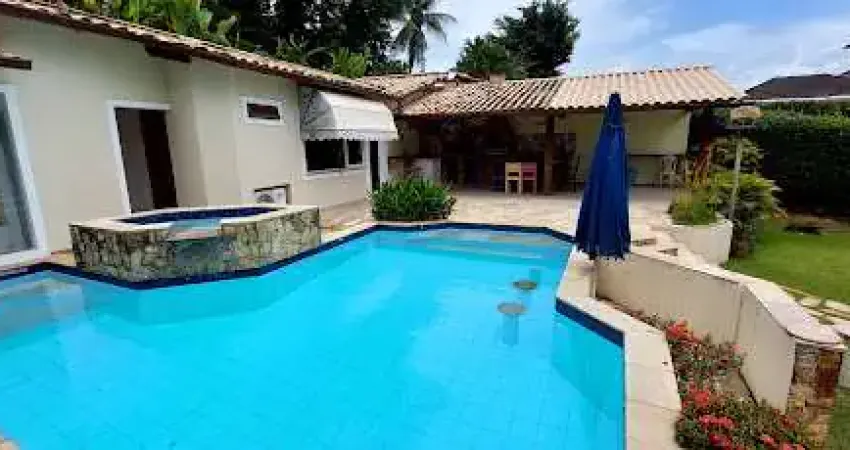 Casa Linear em Condomínio com 04 Quartos com Piscina e Churrasqueira em Itaipu