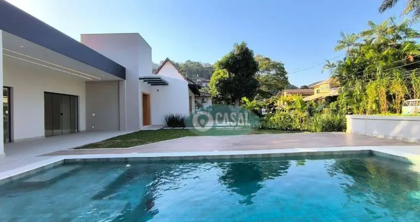 Casa Linear em Condomínio com 04 Suítes, Piscina e Churrasqueira em Itaipu.