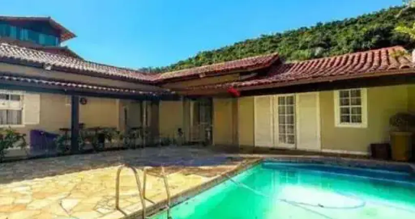 Casa com 04 Quartos à Venda Pertinho da Praia de Itaipu - Niterói/RJ.