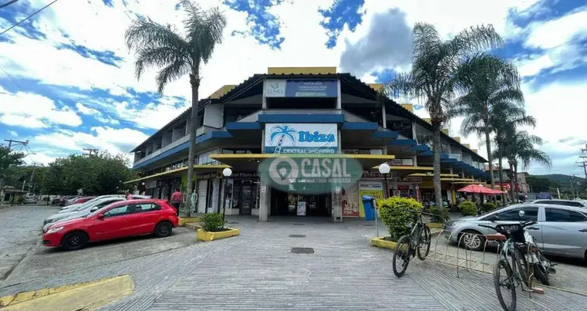 Sala comercial no shopping ibiza, com porcelanato no piso e com varanda.