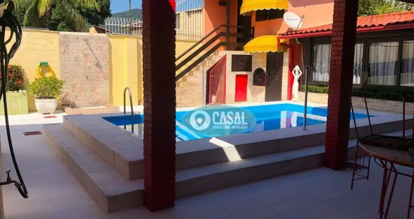 Casa com 04 quartos sendo 02 suítes, piscina e churrasqueira!