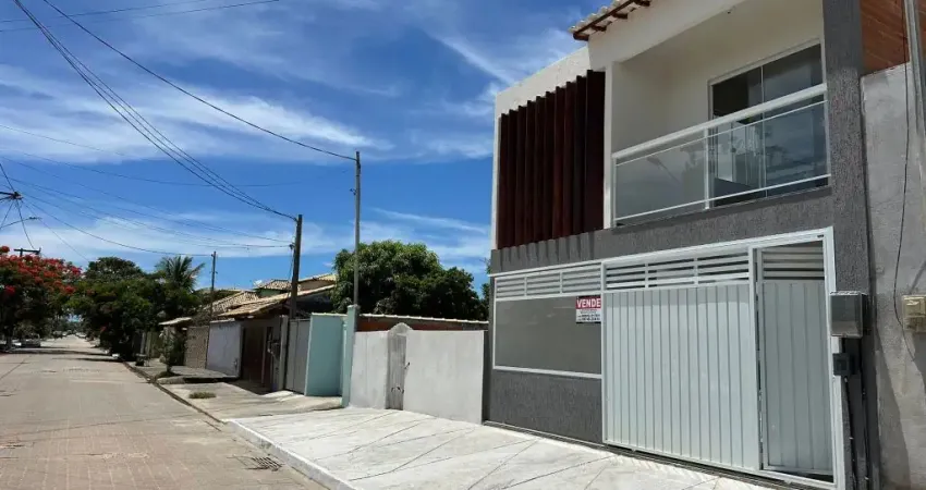 Linda casa duplex em rua totalmente calçada bem no Centro de Unamar - Cabo Frio.