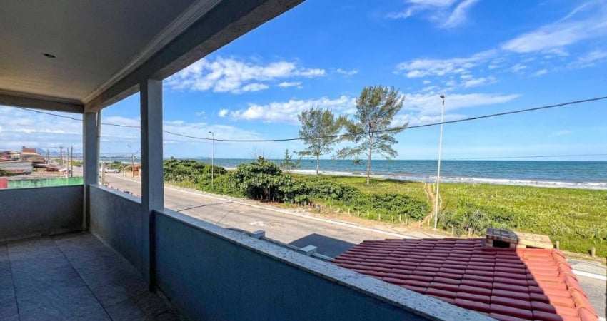 Linda casa de frente para o mar com 3 quartos, sendo 2 suítes em Unamar - Cabo Frio.