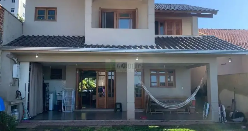 Casa em Excelente Localização, 03 Dormitórios e Piscina, Próximo ao Forum, NH