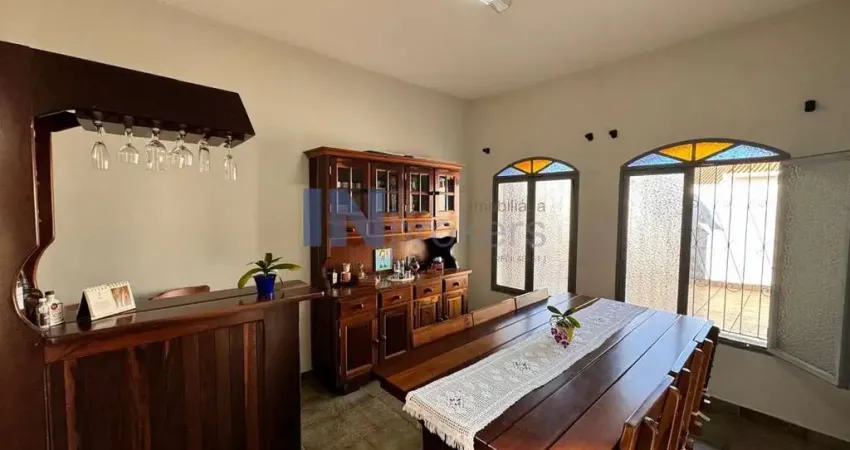 Espetacular Casa com Edícula à Venda em Jundiaí- SP, Jardim Colônia: 4 Quartos, 3 Suítes, 2 Salas, 4 Banheiros, 3 Vagas, 213m²!