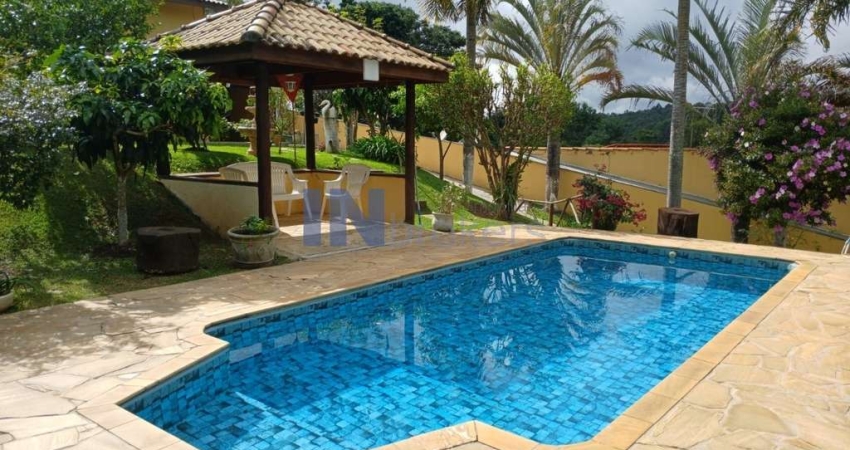 Linda chácara no interior de São Paulo, Itatiba, 400m2 área construída, área total 900m2, 3 dormitórios, suíte, piscina aquecida, 6 garagens, varanda.