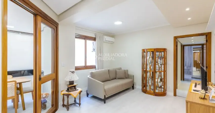 Apartamento de frente, com 2 dormitórios, com varanda fechada, elevador e 1 vaga de garagem.