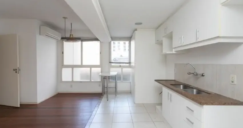 Apartamento em excelente localização no bairro Rio Branco. Possui amplo living, lavabo, cozinha amer