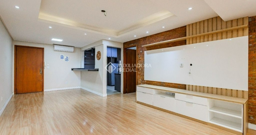 Apartamento Reformado e Sofisticado com 2 Dormitórios e 2 Vagas no Petrópolis!