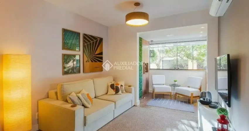 Apartamento 2 dormitórios com suíte, semimobiliado no Passo da areia