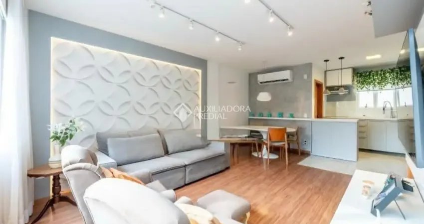 Apartamento totalmente reformado e mobiliado, com 74m2, 2 dormitório