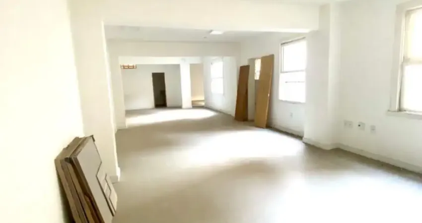 Ampla sala no Centro de Porto Alegre