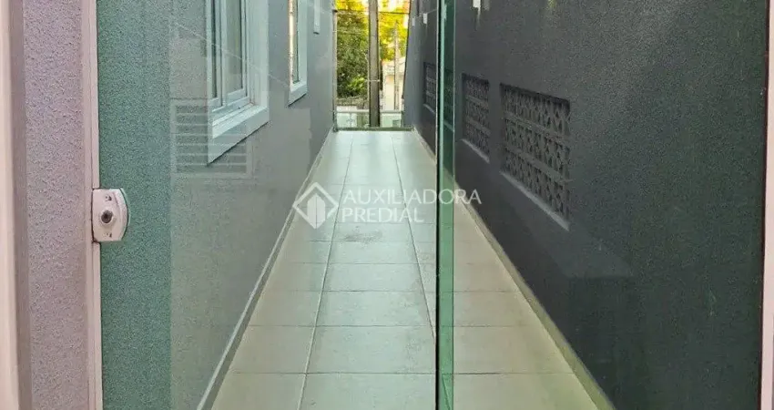 Casa com 2 andares, com 4 dormitorios, 2 suites, excelente localização.