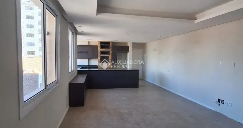 Amplo apartamento com 02 quartos/dormitórios, sendo o principal sacada fechada
