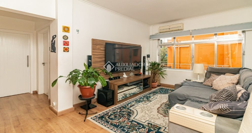 Apartamento Reformado de 2 Dormitórios com Sacada e Vaga no Bairro Floresta!