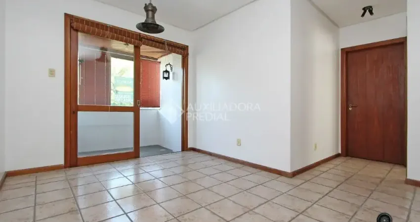 Desocupado! Apartamento 2 Dormitórios com Suíte e 2 Vagas Cobertas – Ótima Localização!