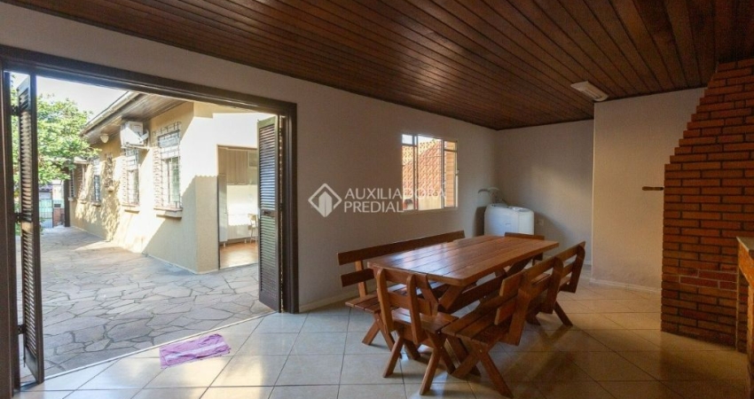 Casa Impecável com 3 Dormitórios, Salão de Festas e Pátio – Pronta para Morar!